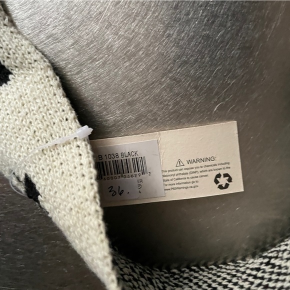 Knit Flower Shoulder Bag in Black & White, NWT. - Picture 16 of 16